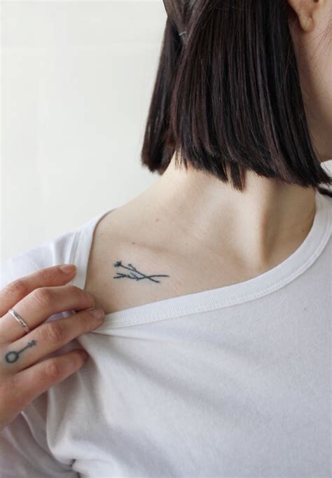 Tatuaje minimalista clavicula